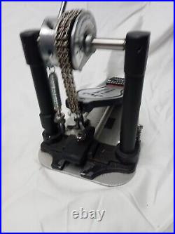 DW 9000 Single Bass Pedal. Double Chain. Comes With Carrying Bag