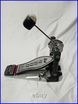 DW 9000 Single Bass Pedal. Double Chain. Comes With Carrying Bag